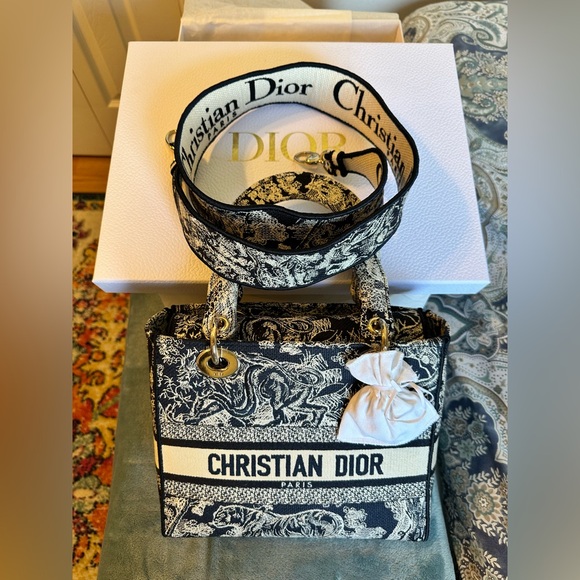 100% Authentic Dior: Medium Lady D-Lite Bag, Canvas Blue Toile de Jouy Embroider - Picture 13 of 15